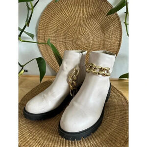 Women’s size 8.5 white winter boots